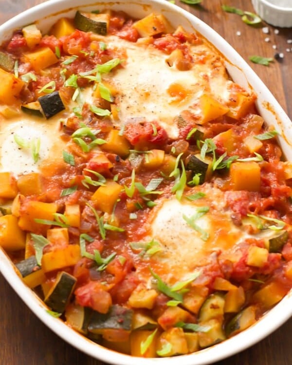 Baked Eggs with Veggies. Gluten free and low carb vegetarian dish | primaverakitchen.com