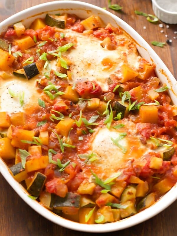 Baked Eggs with Veggies. Gluten free and low carb vegetarian dish | primaverakitchen.com