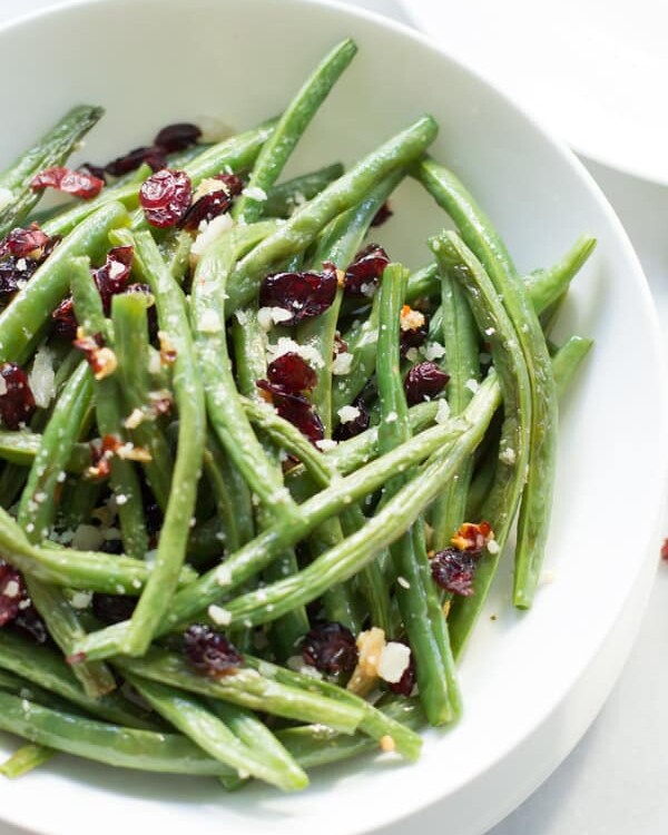 Roasted Parmesan Green Beans-Super crispy Roasted Parmesan Green Beans, topped with dried cranberries, walnuts and shredded parmesan cheese. This is definitely the easiest recipe to make a delicious and flavourful veggie side dish!