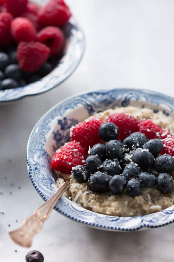Coconut Berries Oatmeal-This delicious Coconut Berries Oatmeal is filling, vegan and gluten-free. It is made with coconut milk, chia, rolled oat and chia seeds. 