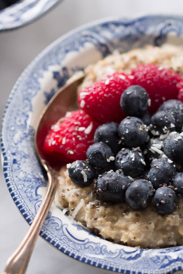 Coconut Berries Oatmeal-This delicious Coconut Berries Oatmeal is filling, vegan and gluten-free. It is made with coconut milk, chia, rolled oat and chia seeds. 