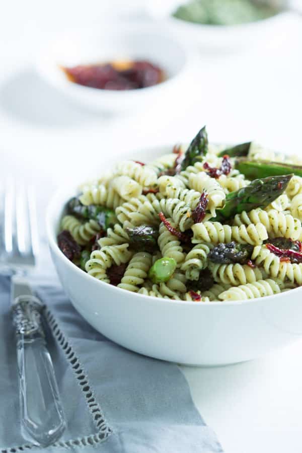 Easy Asparagus Pasta Salad - This Easy Asparagus Pasta Salad only requires 5-ingrediten and it is gluten and dairy-free, quick to make and it is perfect to make ahead on the weekend and take to work all week. 