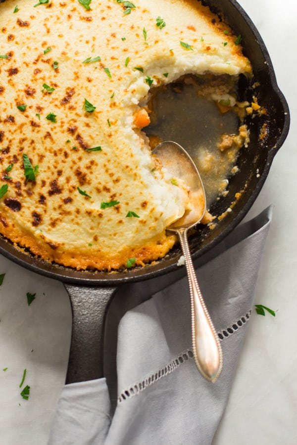 mashed-cauliflower-shepherds-pie- Mashed Cauliflower Shepherd’s Pie - Give a healthy spin in your traditional shepherd's pie recipe by making it with mashed cauliflower. It's very filling, low-carb, gluten-free, paleo-friendly and the most important very DELICIOUS! Mashed Cauliflower Shepherd’s Pie Primavera Kitchen Recipe