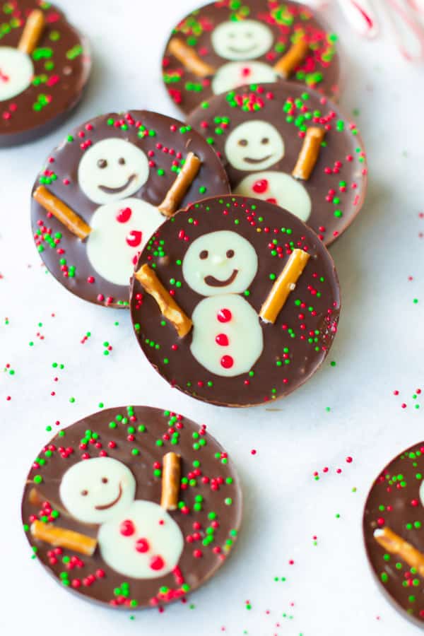 snowman-chocolate-cups- These fun, festive and delicious Snowman Chocolate Cups are the perfect Christmas treats or wintertime snacks! These no-bake chocolate cups are also made with just a hand full of ingredients!