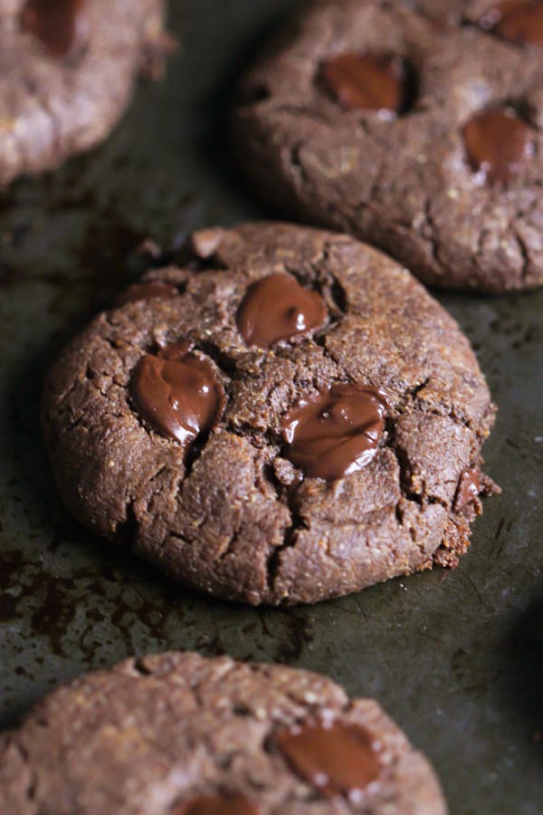 Chocolate Almond Butter Cookies - These gluten-free and Paleo Chocolate Almond Butter Cookies are made with few simple ingredients and it’s ready in 15 minutes. | www.primaverakitchen.com