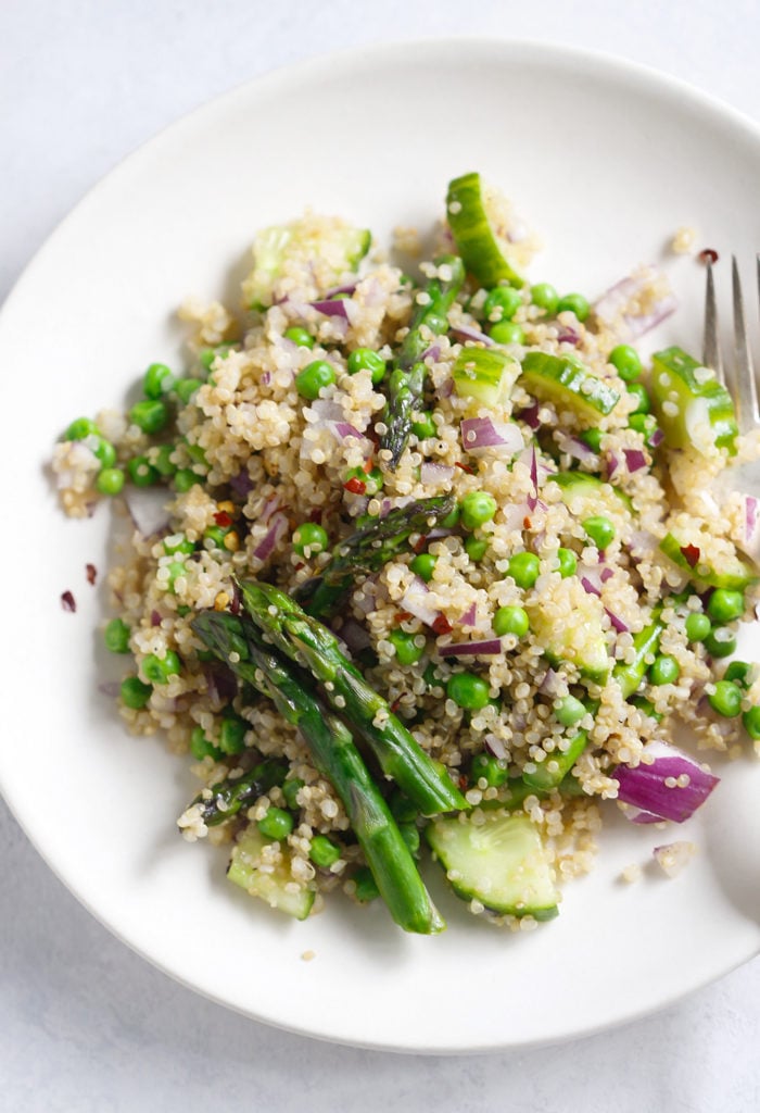 Spring Quinoa Salad - This Spring Quinoa Salad is loaded with asparagus, peas, cucumber, red onions and with an easy and delicious homemade vinaigrette. | www.primaverakitchen.com