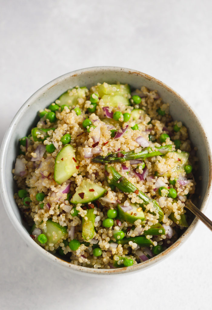 Spring Quinoa Salad - This Spring Quinoa Salad is loaded with asparagus, peas, cucumber, red onions and with an easy and delicious homemade vinaigrette. | www.primaverakitchen.com