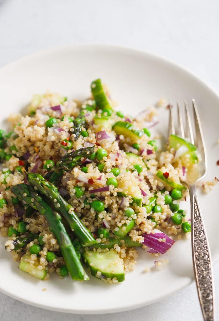 Spring Quinoa Salad - This Spring Quinoa Salad is loaded with asparagus, peas, cucumber, red onions and with an easy and delicious homemade vinaigrette. | www.primaverakitchen.com