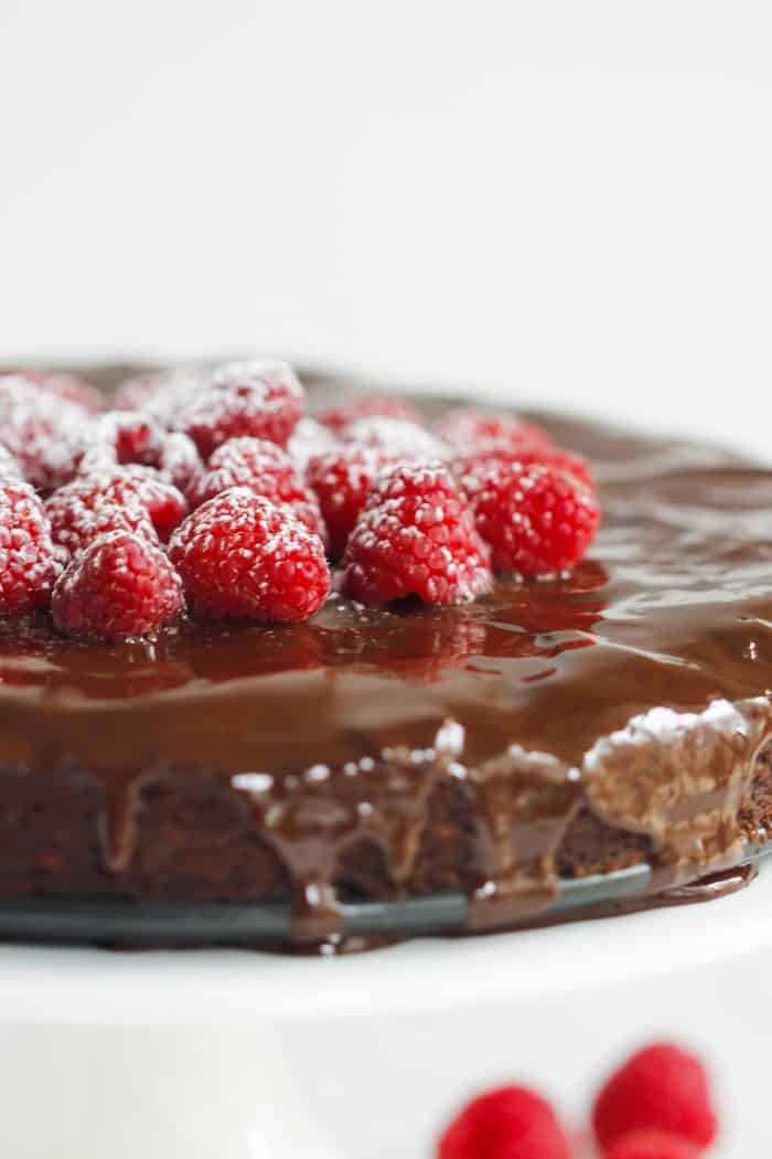 Low-Carb Raspberry Chocolate Cake - This Low-carb Raspberry Chocolate Cake is also gluten, sugar and dairy-free. It’s made with almond flour, coconut oil and milk and raspberries too. 