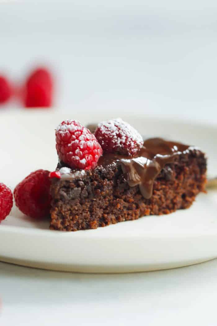 Low-Carb Raspberry Chocolate Cake - This Low-carb Raspberry Chocolate Cake is also gluten, sugar and dairy-free. It’s made with almond flour, coconut oil and milk and raspberries too. 