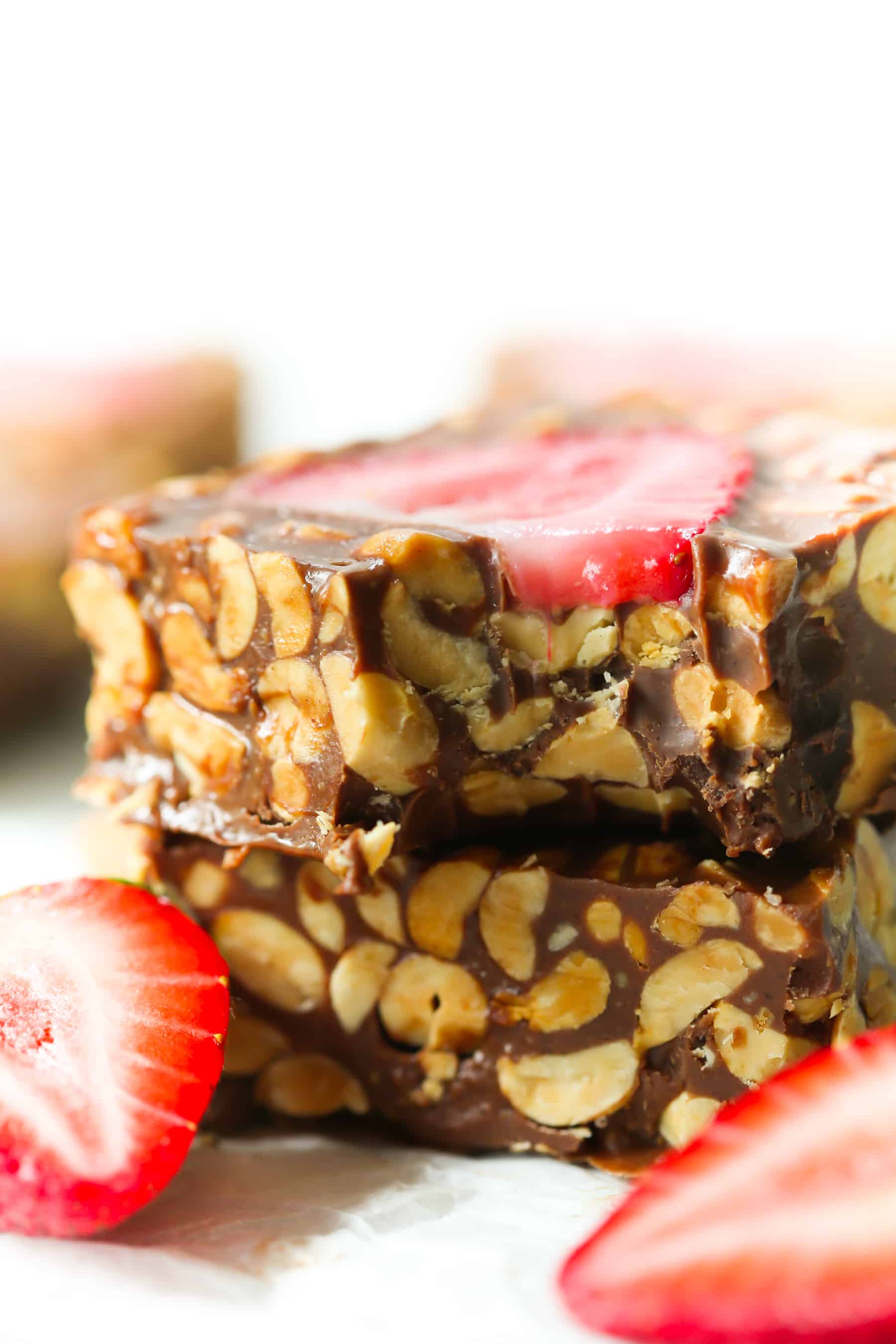  Low-Carb No Bake Chocolate Strawberry Bars - These low-carb no bake chocolate strawberry bars are easy to make, perfect for summer dessert, vegan and gluten-free. 