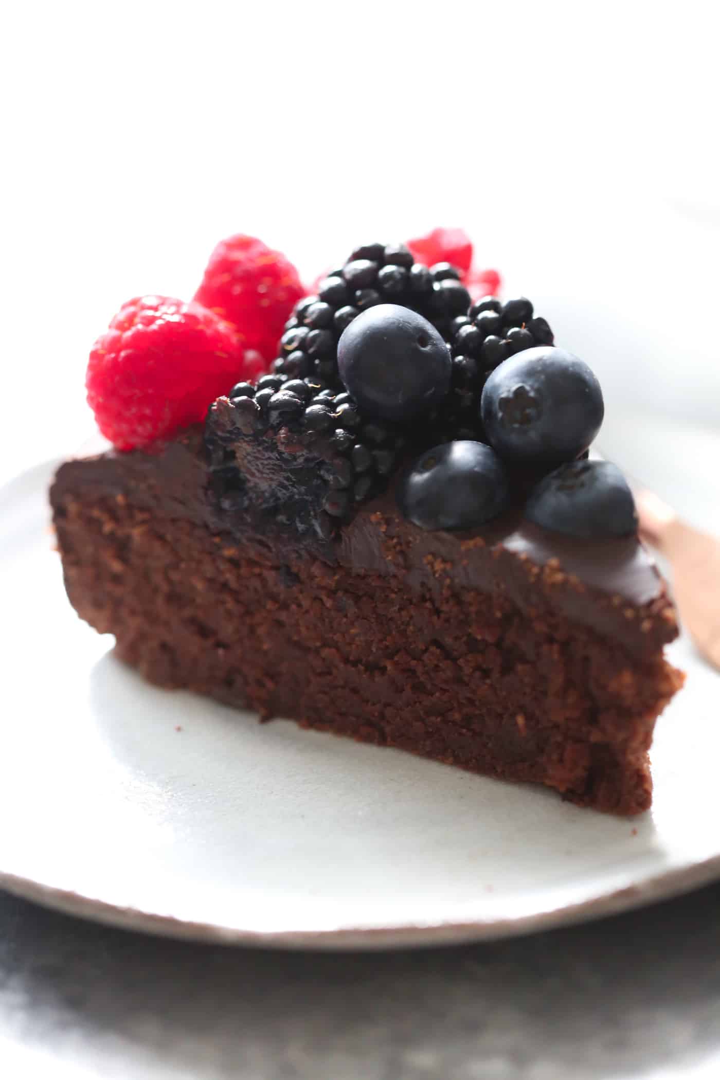 Low-Carb Flourless Chocolate Cake - This Low-Carb Flourless Chocolate Cake is made with Almond flour, which means it's also gluten-free and full of flavour! 