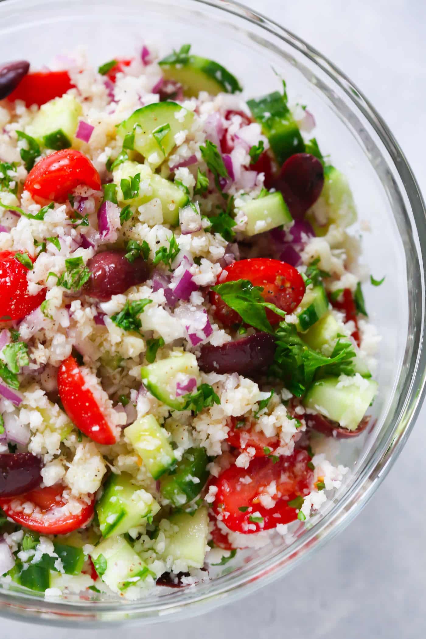 Mediterranean Cauliflower Salad - This Mediterranean Cauliflower Salad is loaded with fresh summer veggies and it's vegan, gluten-free and perfect for a low-carb diet. 