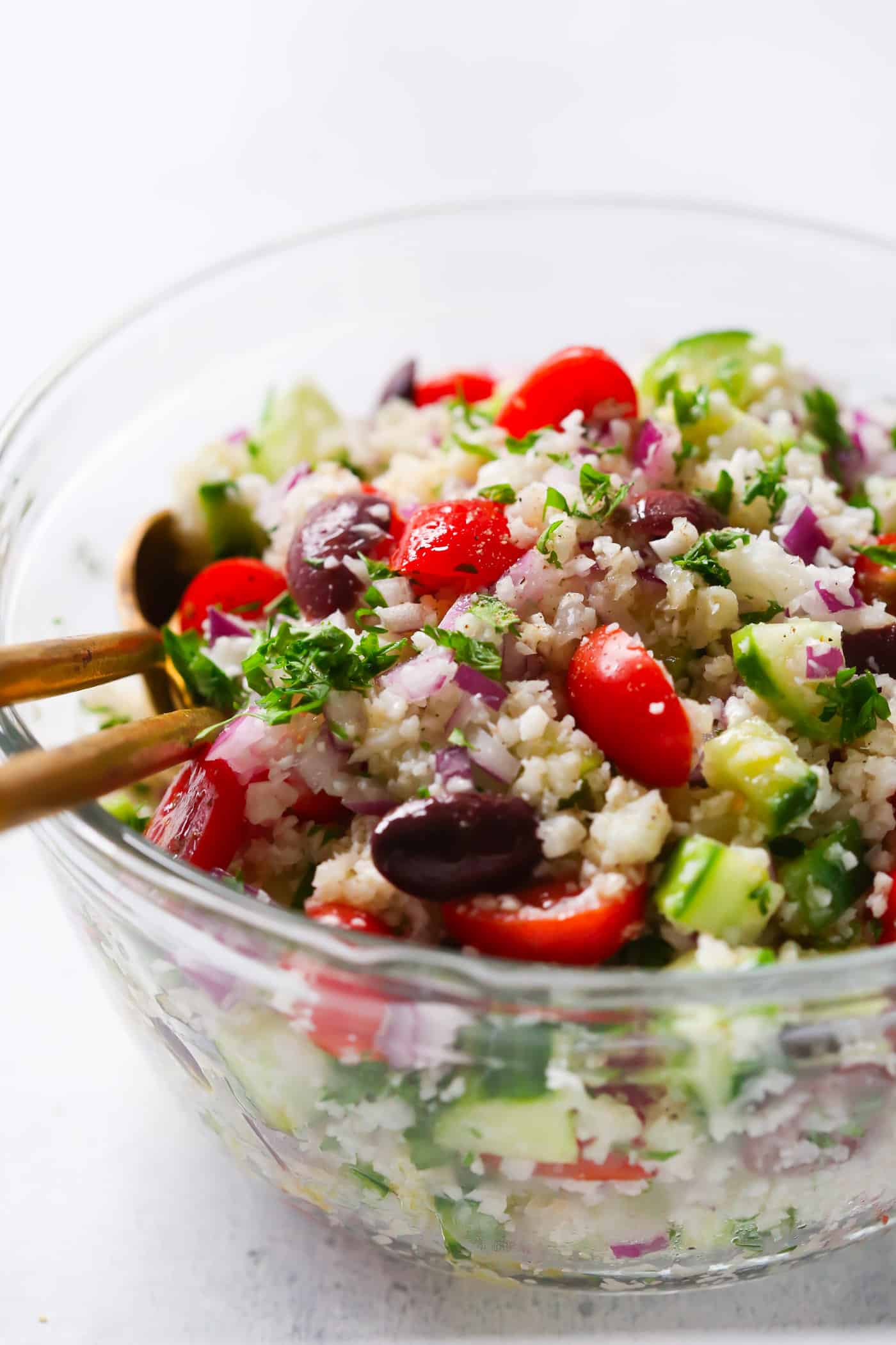 Mediterranean Cauliflower Salad - This Mediterranean Cauliflower Salad is loaded with fresh summer veggies and it's vegan, gluten-free and perfect for a low-carb diet. 