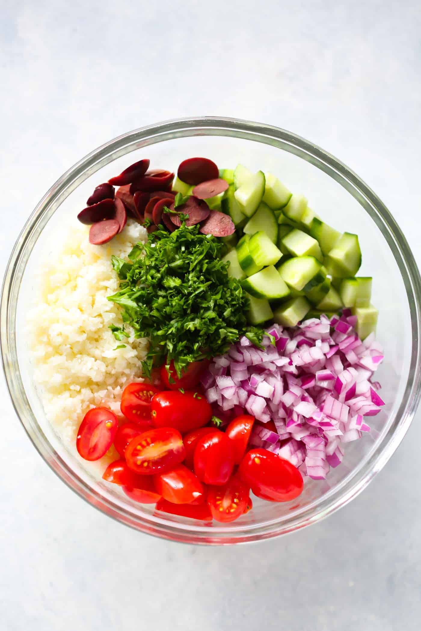 Mediterranean Cauliflower Salad - This Mediterranean Cauliflower Salad is loaded with fresh summer veggies and it's vegan, gluten-free and perfect for a low-carb diet. 