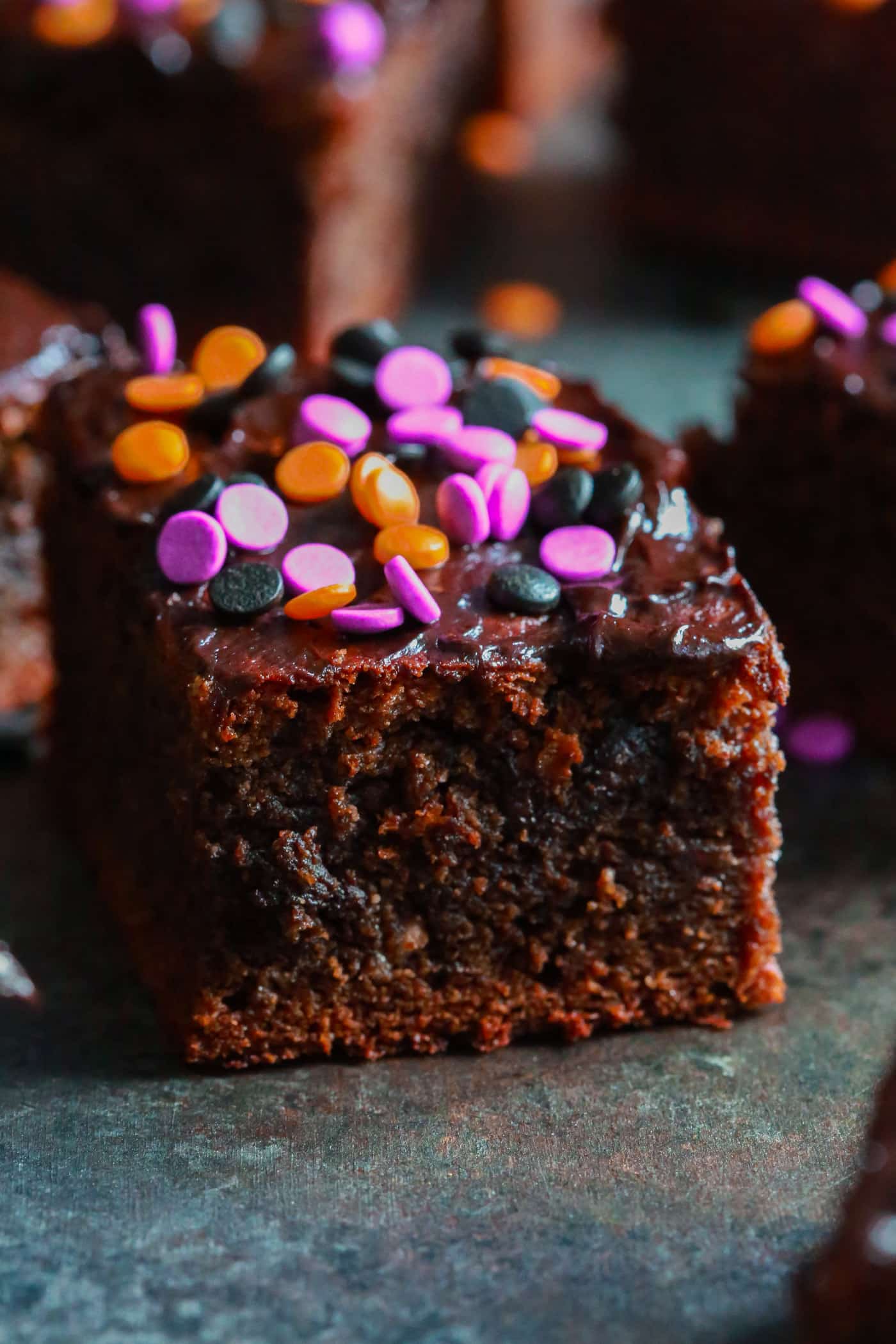  Ready to have a delicious Halloween treat without feeling guilty? I bet you are, so make these Gluten-free Halloween Brownies with your kids using only almond butter, instead of regular flour! 