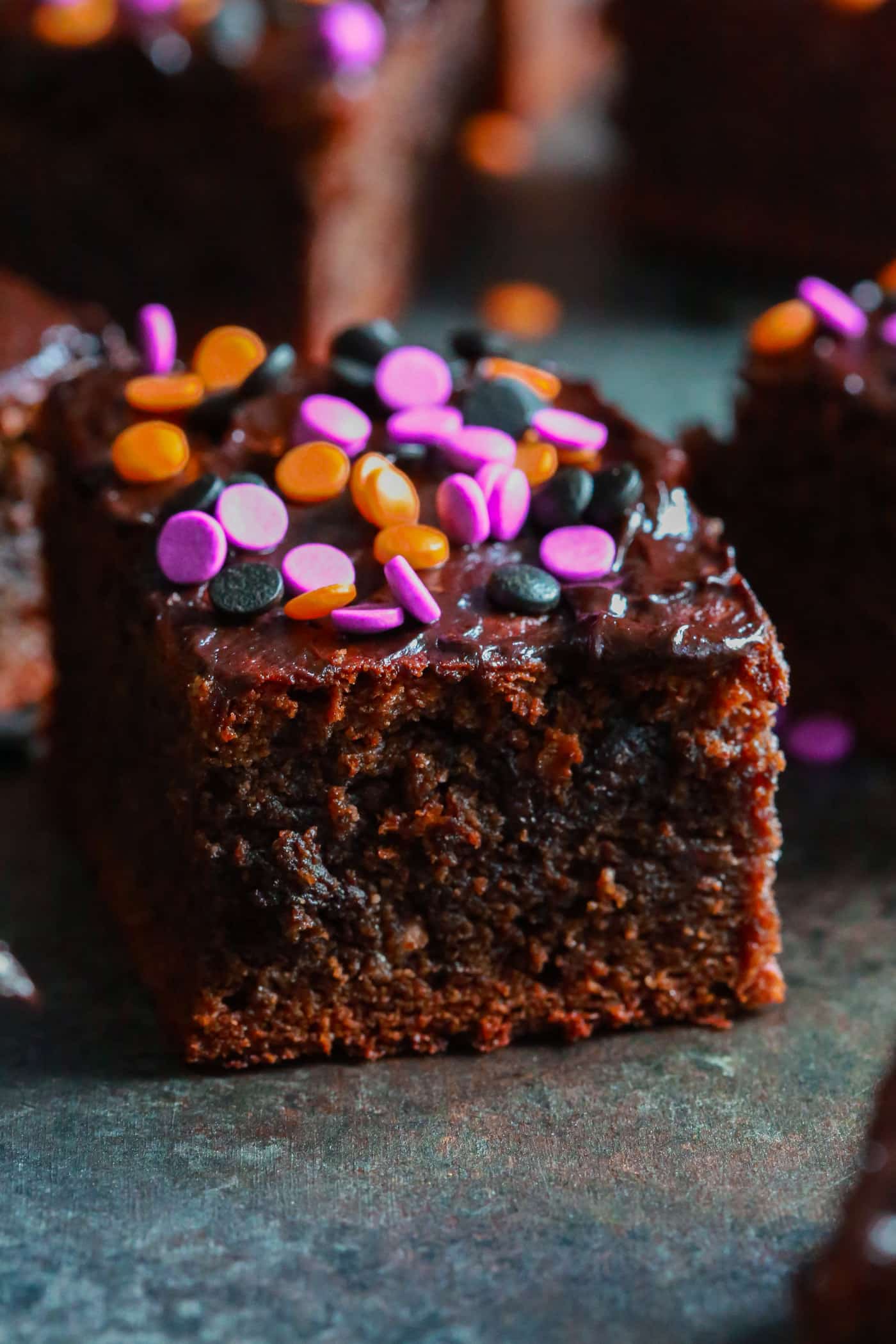  Ready to have a delicious Halloween treat without feeling guilty? I bet you are, so make these Gluten-free Halloween Brownies with your kids using only almond butter, instead of regular flour! 