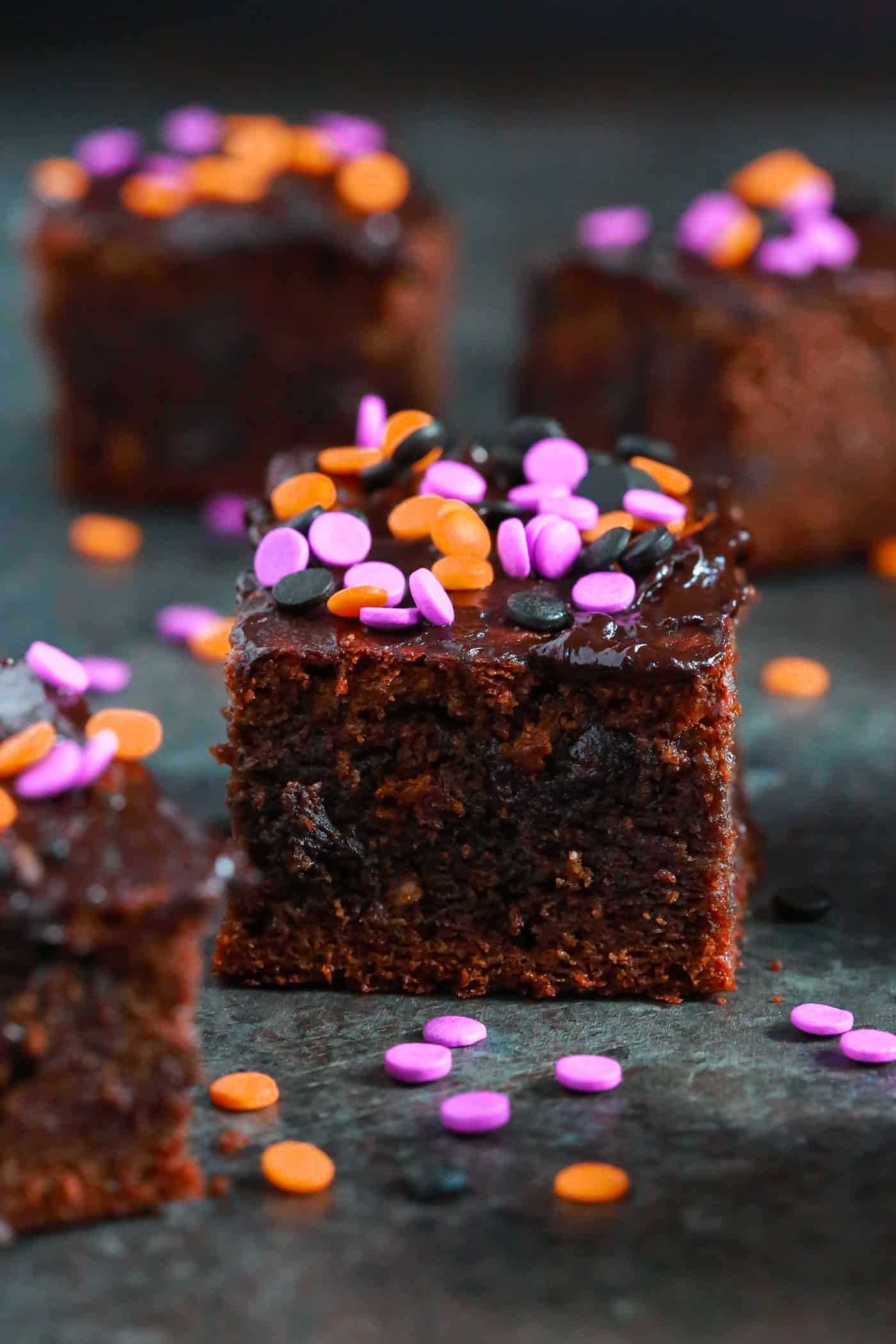  Ready to have a delicious Halloween treat without feeling guilty? I bet you are, so make these Gluten-free Halloween Brownies with your kids using only almond butter, instead of regular flour! 