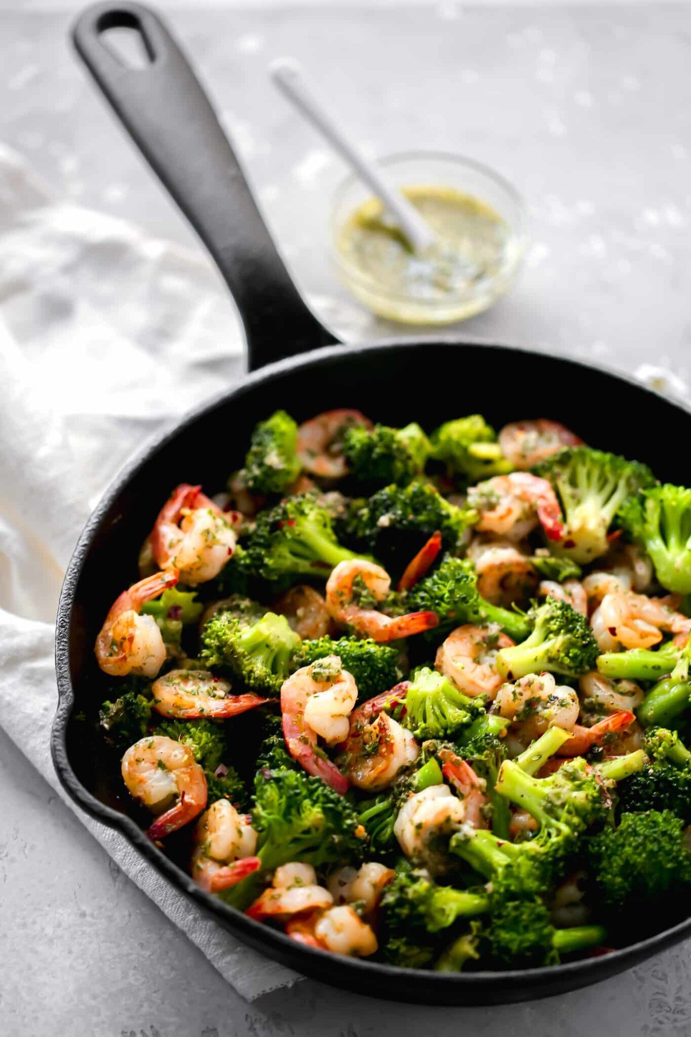Closed up of a healthy skillet recipe called shrimp and broccoli