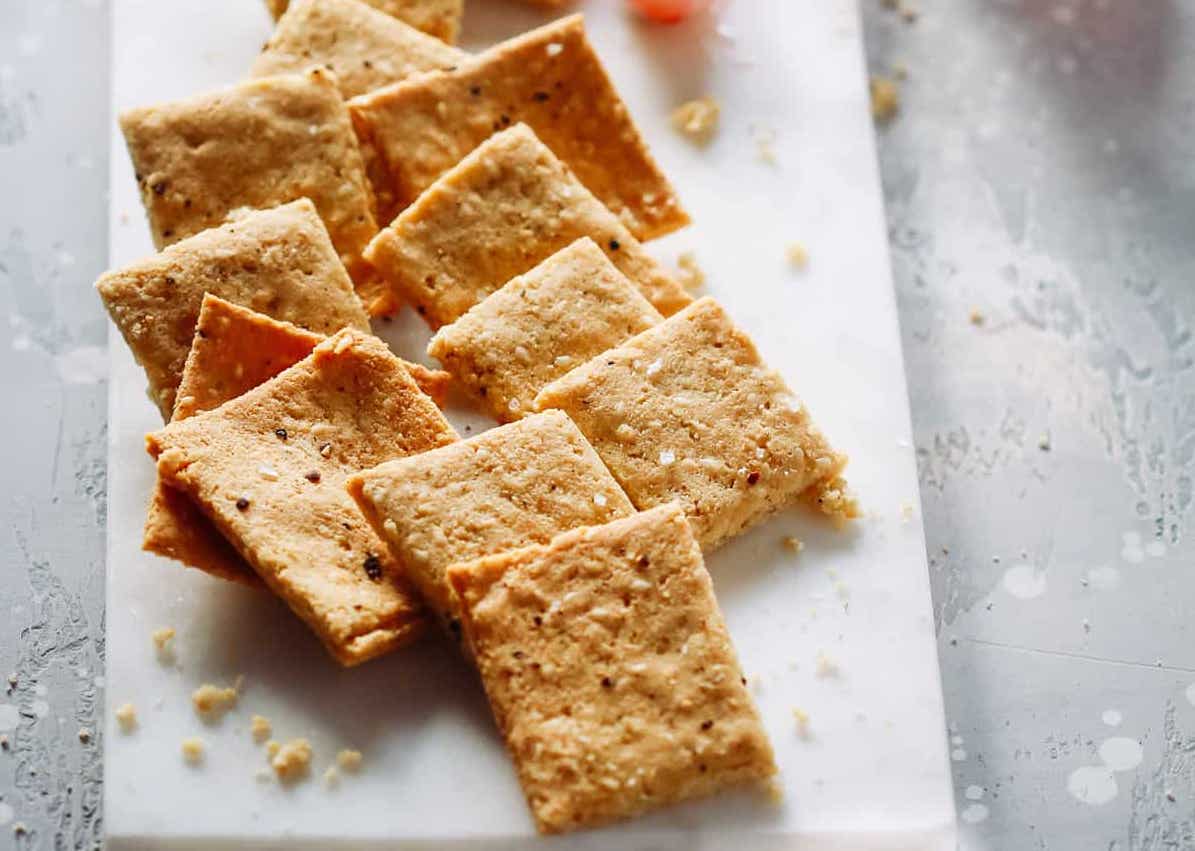 LowCarb Almond Flour Crackers (Paleo, Glutenfree & Delicious)