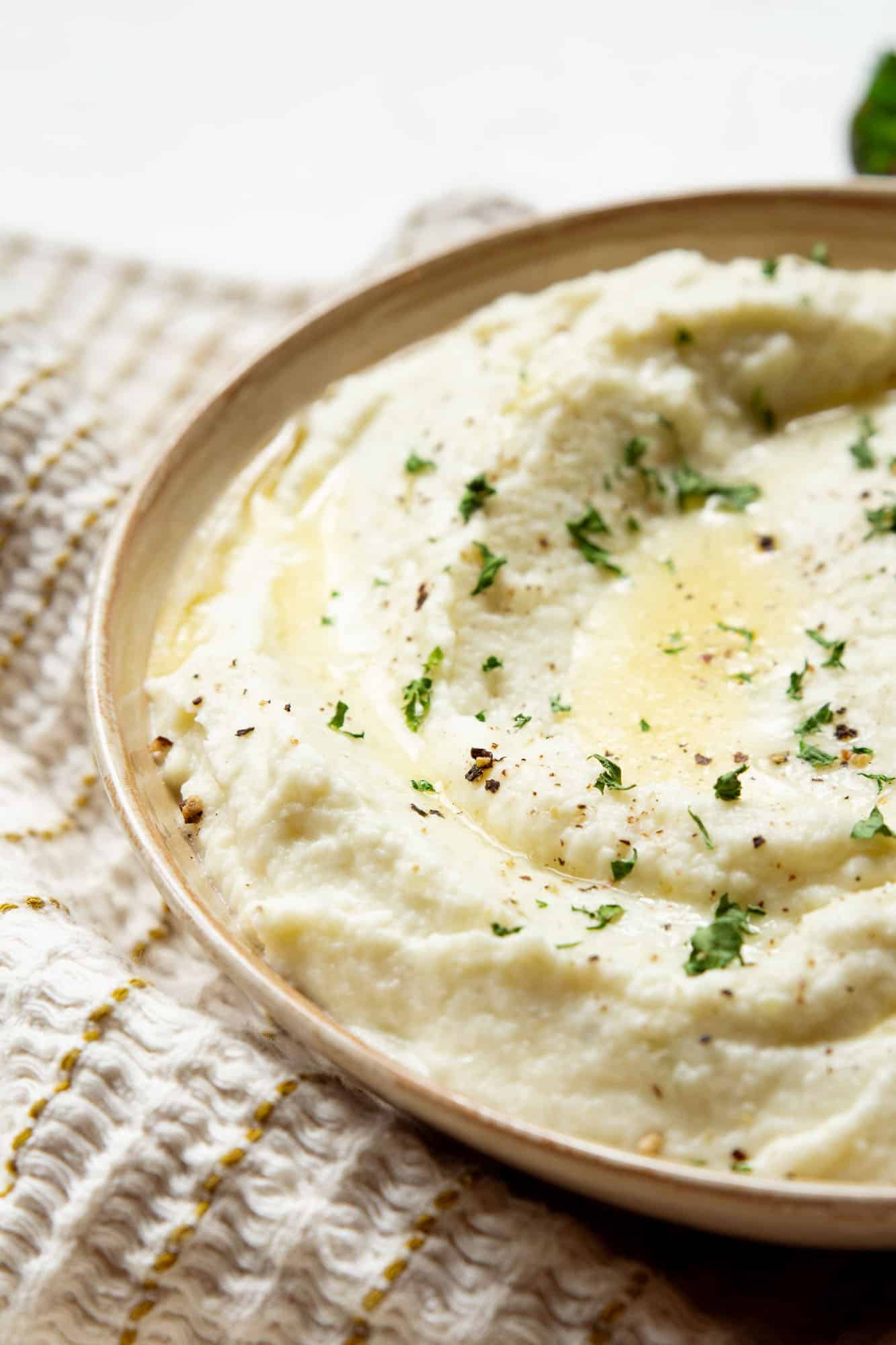 Close up of a bowl of mashed cauliflower. 